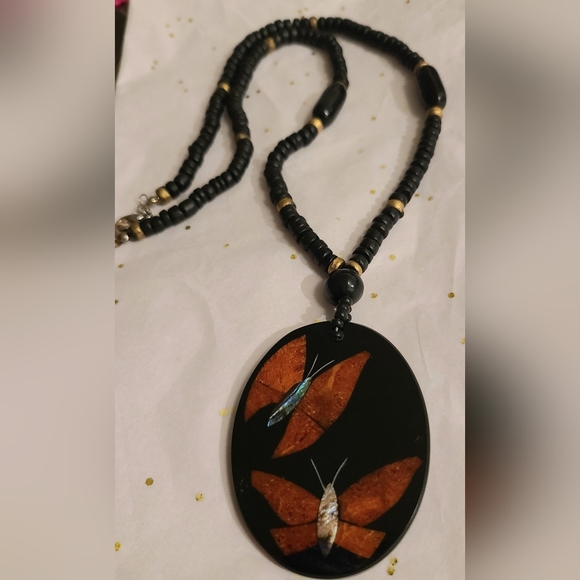 VINTAGE WOOD BEADED RESIN PENDANT BUTTERFLY MOTHER OF PEARL NECKLACE - Picture 8 of 16